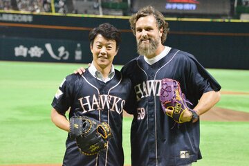 セレモニーに登場したOBのデニス・サファテ氏(右)と鶴岡慎也氏