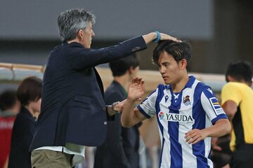 退任するアルグアシル監督と久保建英