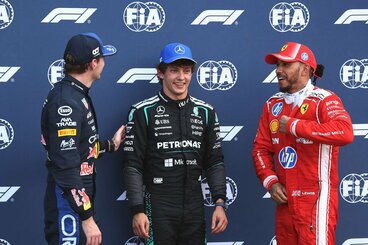 予選で3番手につけ、笑顔のハミルトン(右=ロイター)