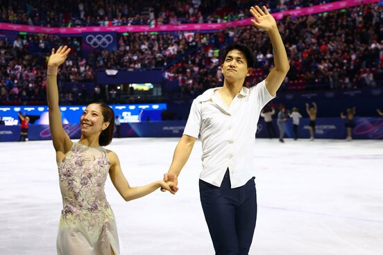 手をつなぐりくりゅうペア