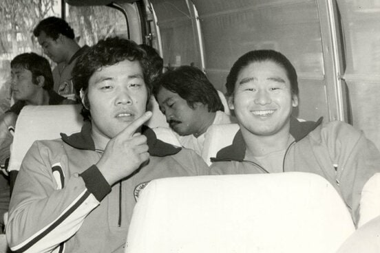 移動バスの中で笑顔で並ぶ若き天龍源一郎(右)とジャンボ鶴田