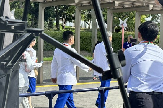 歓迎式典から突然退場する北朝鮮選手団