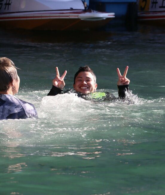  水神祭を受けて水面でピースする藤原碧生（東スポWeb）