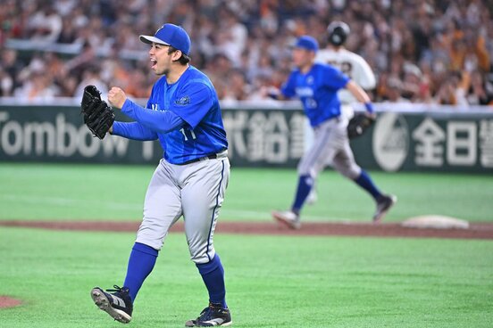 味方の好プレーを見て吠える東克樹