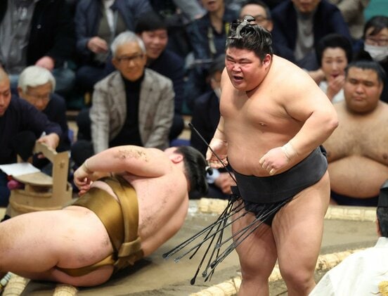 王鵬を上手投げで下した伯乃富士