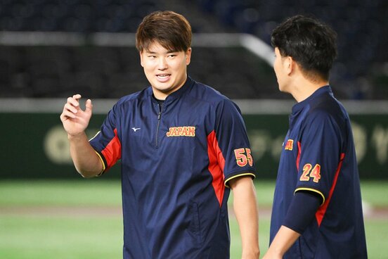 巨人・大城(右)と談笑するヤクルト・村上