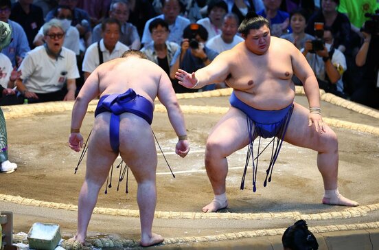 大の里(右)は安青錦を押し出し初日から連勝