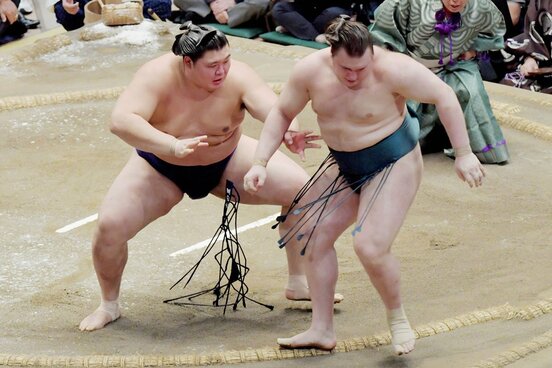 千秋楽で安青錦(右)との相星決戦を制し、久々の優勝となった大の里