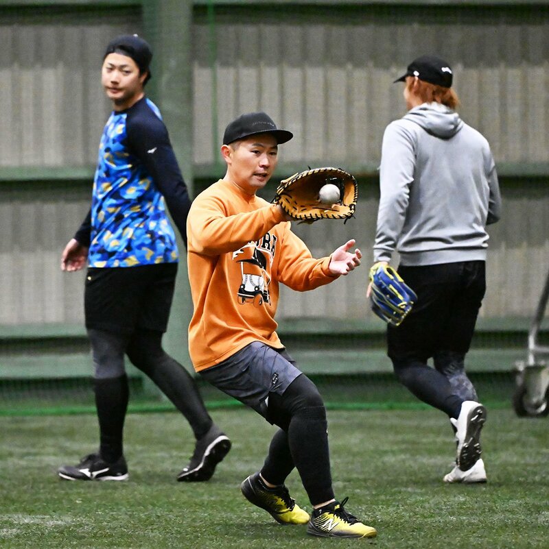 新しいファーストミットでノックをうける中村晃(中)