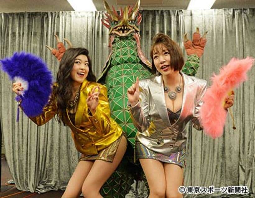 メジャーデビュー発表会を行った益子寺かおり（左）と中尊寺まい