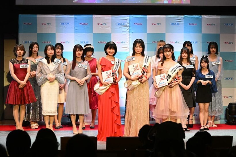 ミス東スポ記者会見の様子。前列左から朱華、古川、理依奈