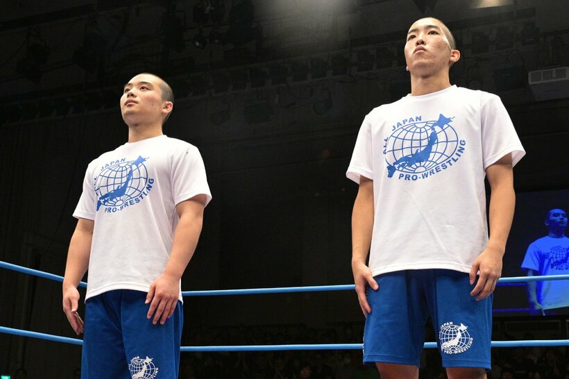 デビューが決定した寺田咲人（左）と長尾一大心