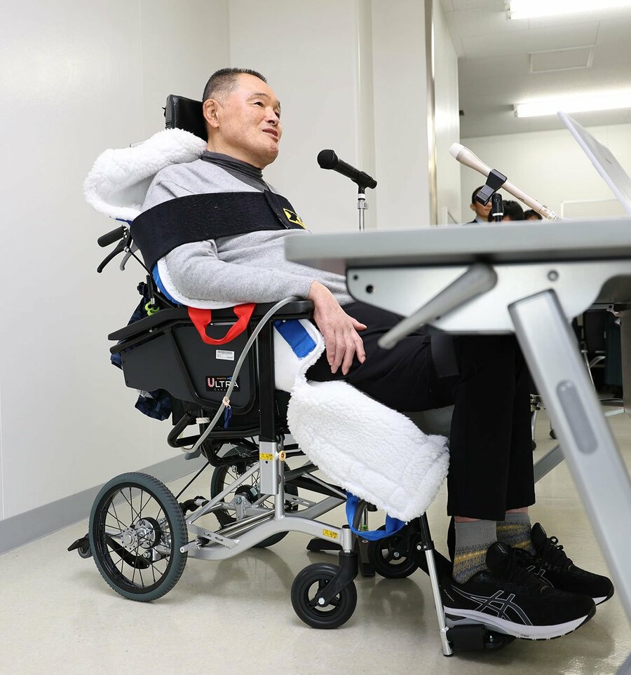 車イスに乗り、会見を行った山下泰裕氏