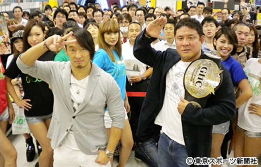 ファンの前で敬礼ポーズを披露する永田。丸藤（左）を退けてダブルＧ制覇だ