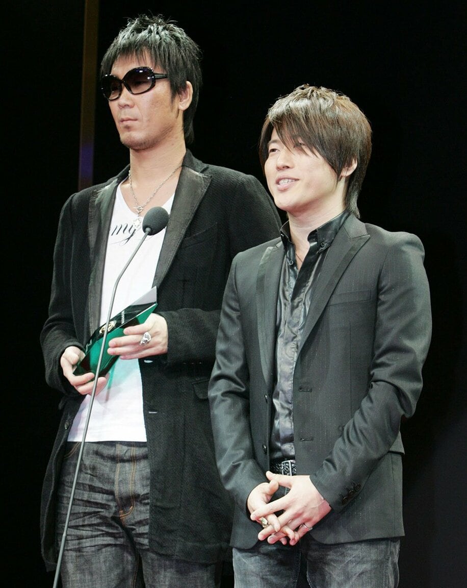  コブクロの黒田俊介(左)と小渕健太郎