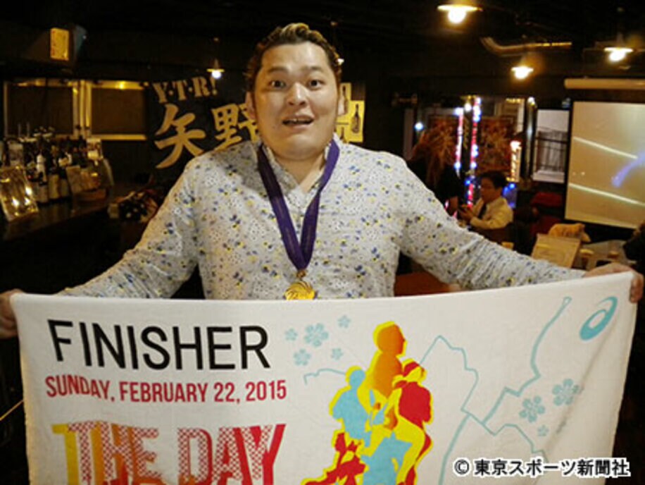 矢野は東京マラソン完走の記念幕を手に、棚橋戦でのロングラン勝利をブチ上げた