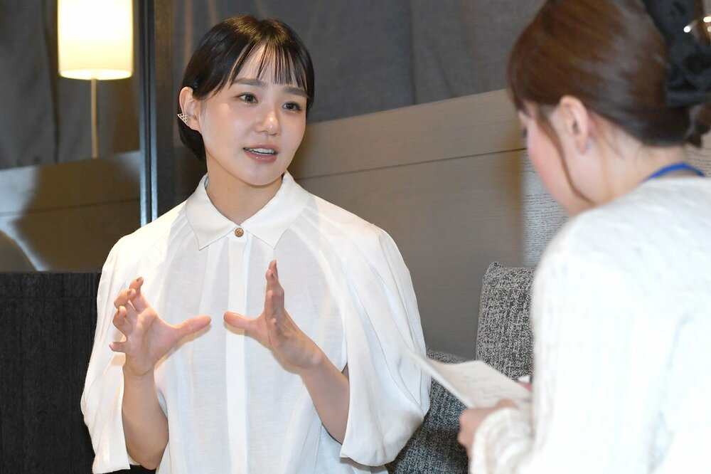 真剣なまなざしで取材に答える奈緒
