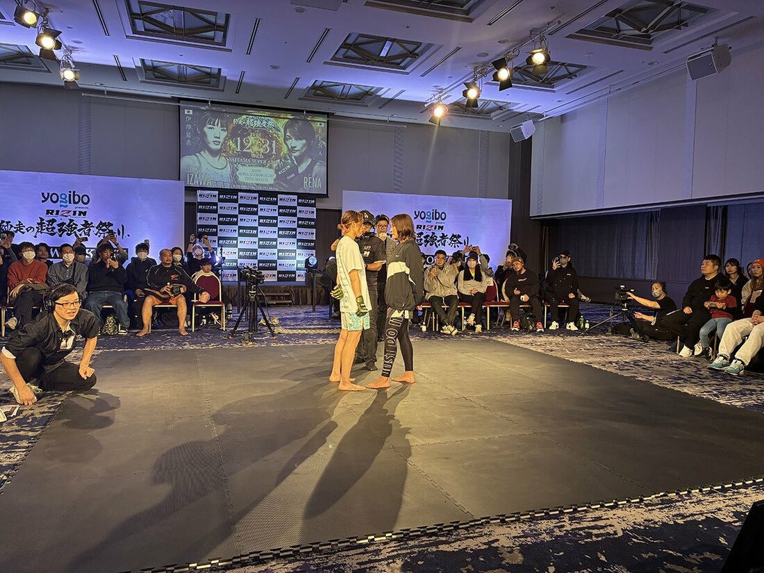 伊澤星花(左)とにらみ合う場面もあったRENA