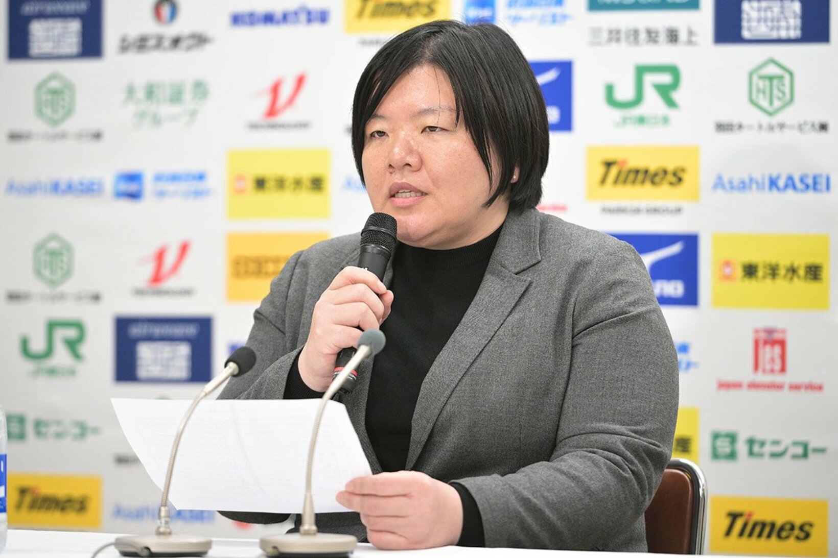 会見に出席した女子代表の塚田真希監督