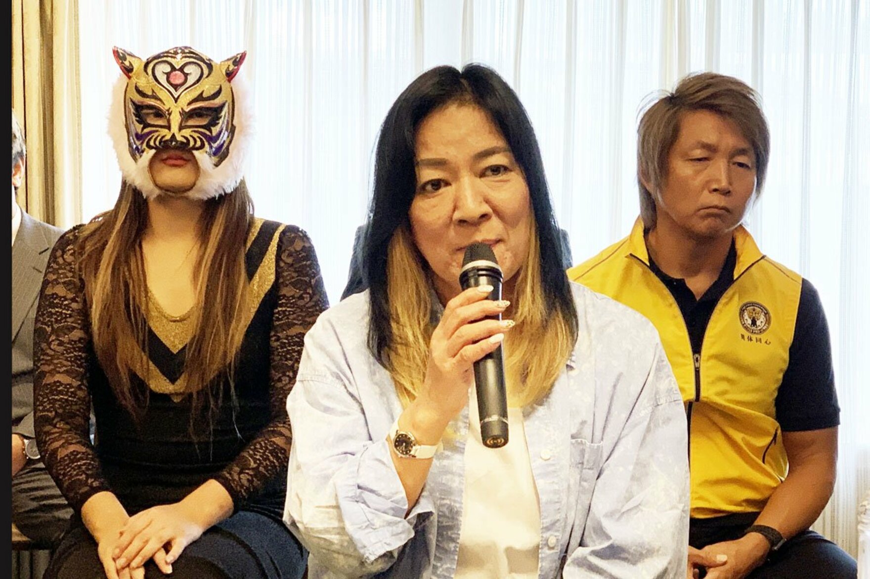 決勝でのタイガー・クイーン(左)との対戦を見据えるジャガー横田(中)