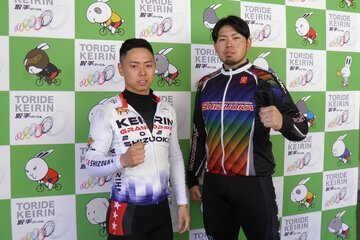 弔いＶへ心を一つにする渡辺雅也（左）と長田龍拳