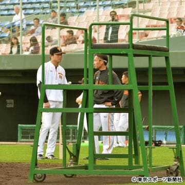 初日だけで撤去されてしまった原タワー（左は由伸監督）