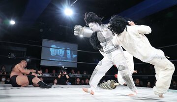 メカマミー（中央）の協力で１回戦を突破した高木三四郎（左）