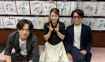 左から篠崎仁志、牧原真由さん、篠崎元志