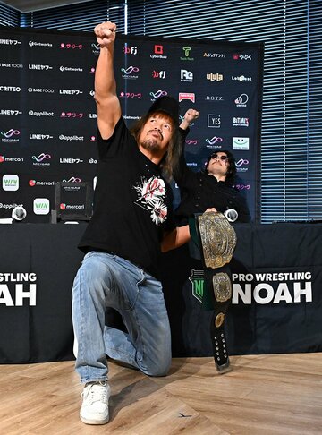 会見で得意ポーズをひっそりOZAWA(右)にパクられる内藤哲也