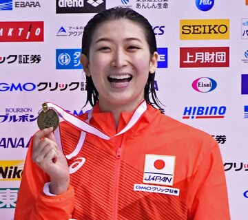  池江は表彰式で満面の笑みを浮かべた