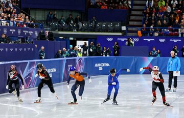 ショートトラック女子１０００ｍ決勝。左から韓国のキム・ギルリ、中国・公俐、オランダのクサンドラ・フェルゼブール、イタリアのアリアンナ・フォンタナ、カナダのコートニー・サロー（ロイター）