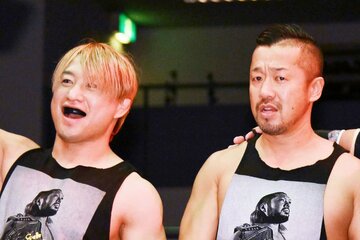 高笑いのSHO(左)と金丸義信