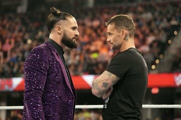 リングで対峙したCMパンク（左）とセス・ロリンズ（ⓒ2023 WWE, Inc. All Rights Reserved.）
