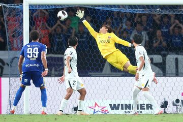 後半16分、Ｊ１町田のネタ・ラヴィのシュートを防ぎきれなかった浦和のＧＫ西川周作(中奥)