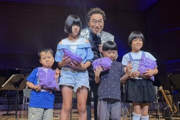 広島県呉市で開催された「ふれあいコンサート」にサプライズゲストで出演したコロッケ(中央奥)