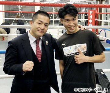  黒田雅之（右）と新田渉世会長