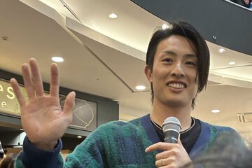 トークショーに登場した周東