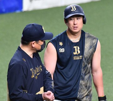  悩めるラオウ杉本（右）に中嶋監督は…（東スポWeb）