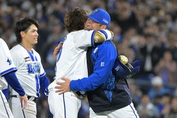 延長11回、サヨナラ二塁打を放った戸柱恭孝(左)と抱擁するDeNA・相川監督