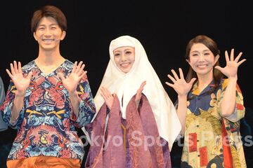 （左から）濵田崇裕、朝月希和、笠松はる