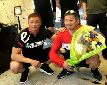 小野俊之さん（右）の引退を見届けた小倉竜二