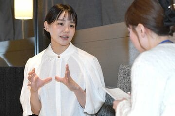 真剣なまなざしで取材に答える奈緒