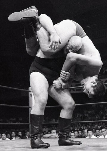 馬場を担ぎ上げ回転投げを狙うコロフ