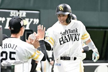 ７回、２ランを放ちナインとタッチするソフトバンク・野村勇
