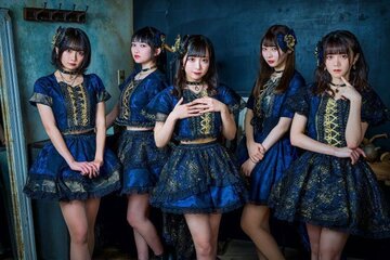  「手羽先センセーション」（左からカワイ、佐山、佐野、三好、日南）