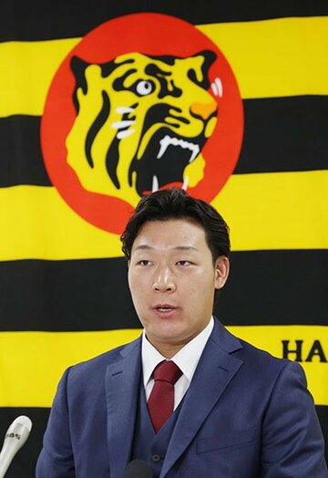  契約を更改し、記者会見する阪神の大山
