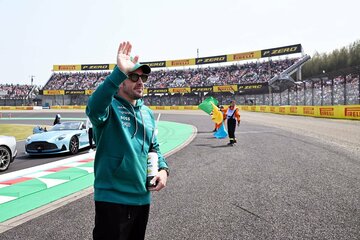 日本グランプリでファンに手を振るフェルナンド・アロンソ（カメラ・秋山昌輝）