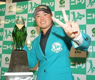 ２戦連続優勝を決めてトロフィーを手にピースサインする笹生(代表撮影）