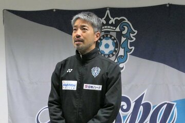 取材に答える塚原監督