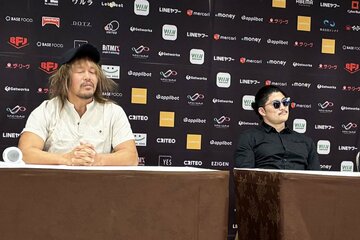 5・2両国で内藤哲也(左)との一騎打ちを控えるOZAWA